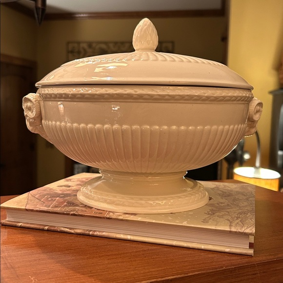 Vintage Wedgwood Edme Tureen with Ram’s Head Handles - Picture 4 of 13